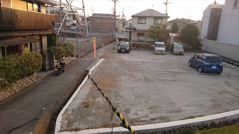 デイパーク大きい道の反対側から見ると広い