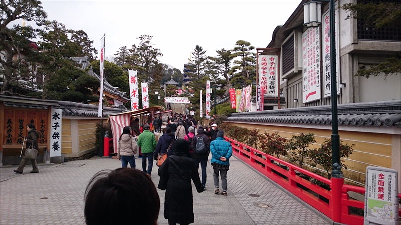 中山寺境内露天がでてます