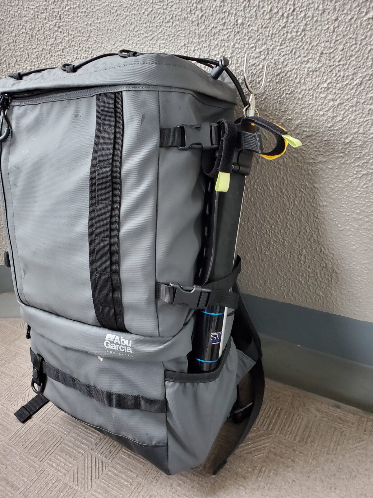 アブガルシアのシステムバッグパックには大きめのサイドポケットがある