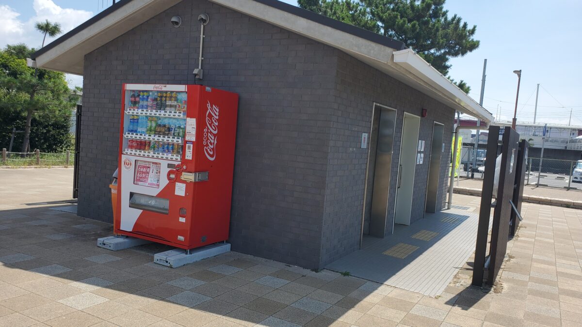 御前浜のトイレと自動販売機