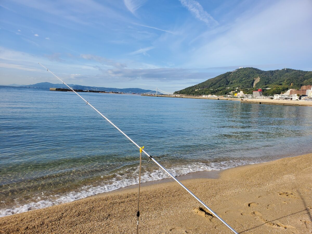 砂浜にロッドスタンドを刺してアタリを待つ