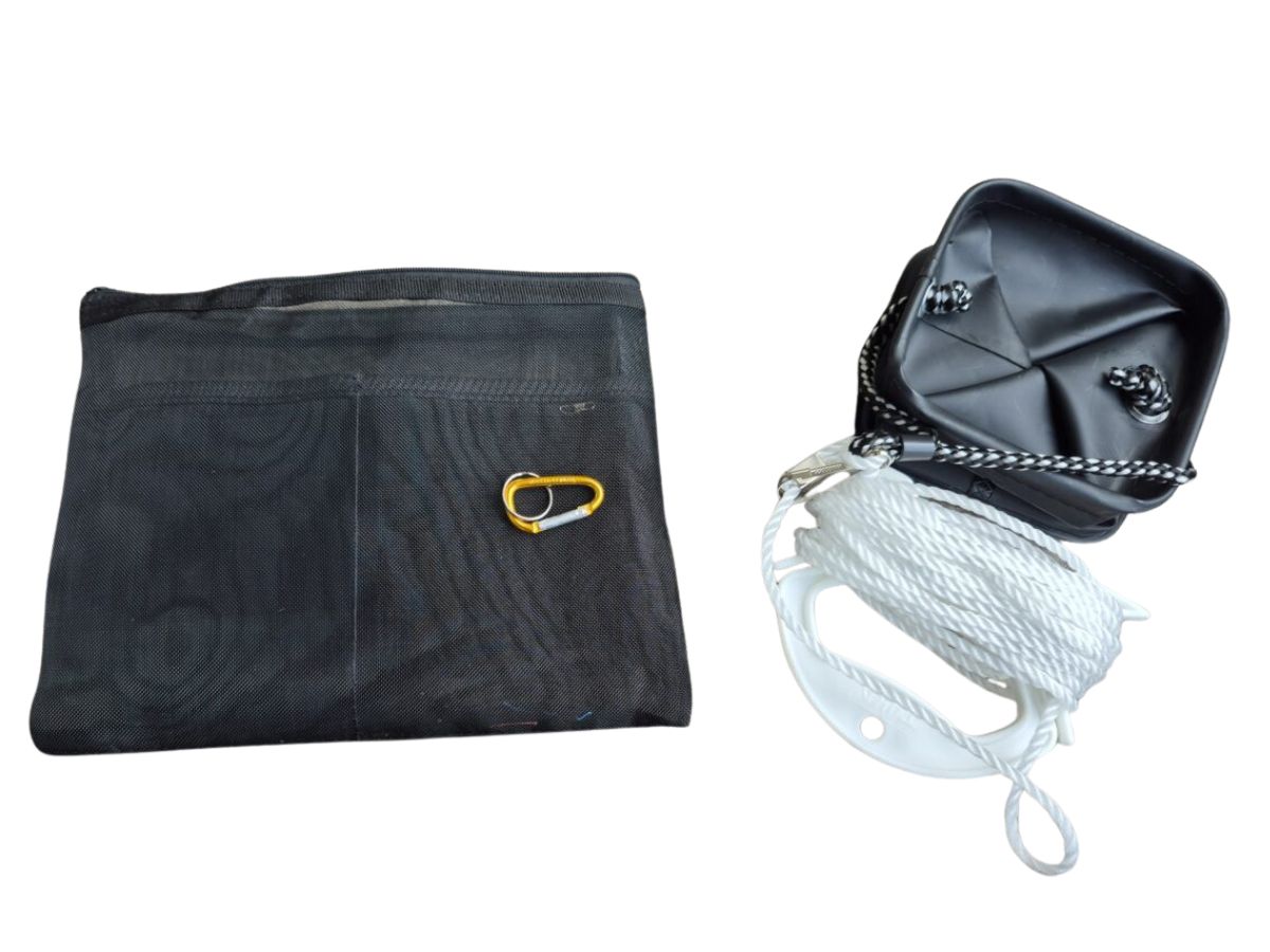 少し横長のメッシュの袋とカラビナ