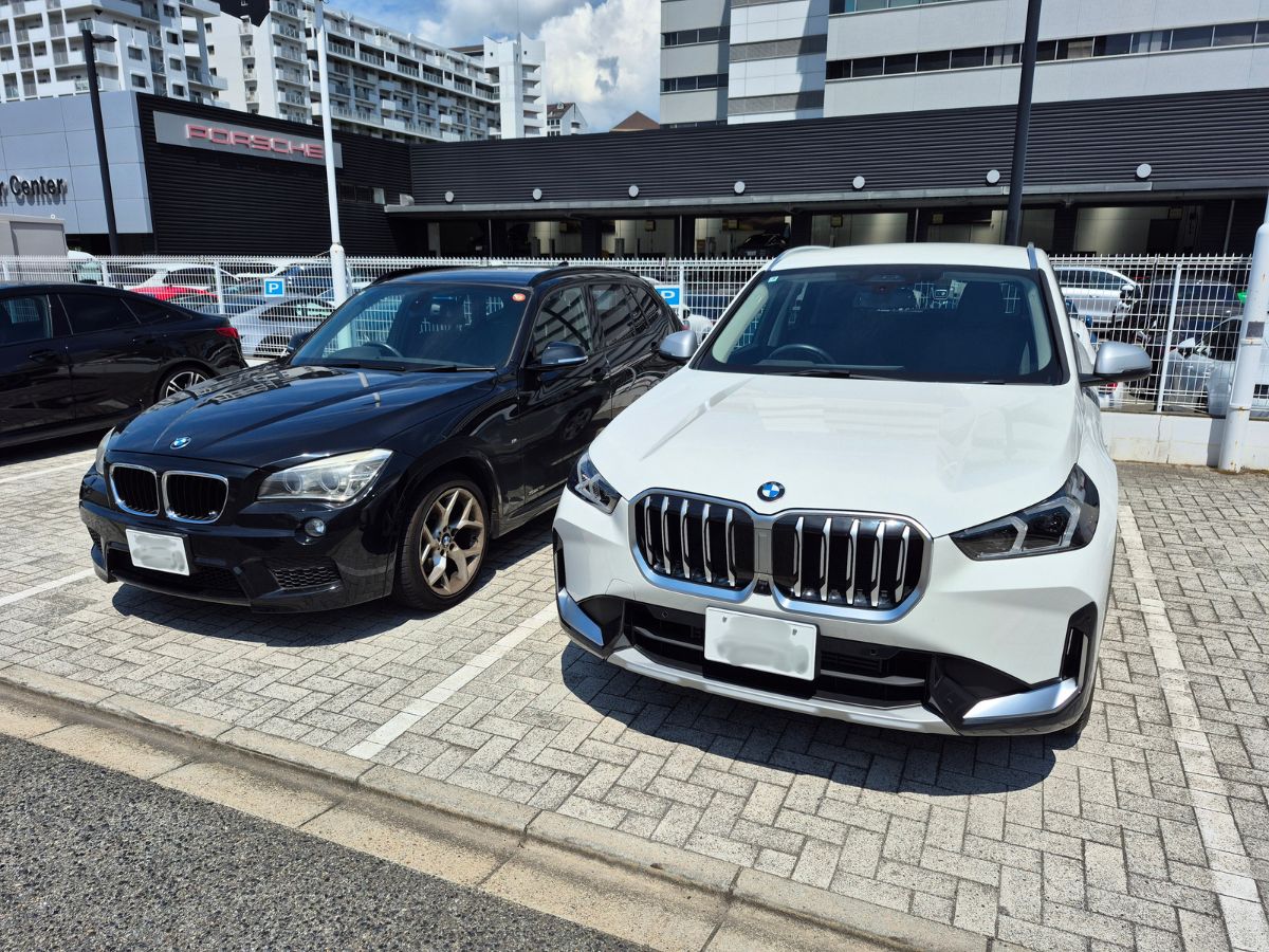初代X1と第3世代X1（U11）の新旧並びショット