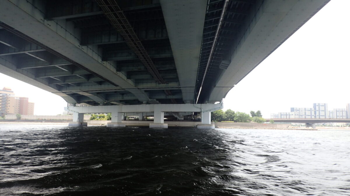 阪神高速の橋脚下は雨除けポイント